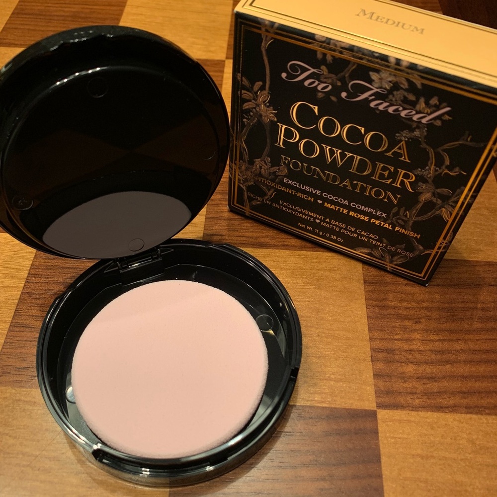 Too Faced Cocoa Powder Foundation NEW med - Picture 2 of 3